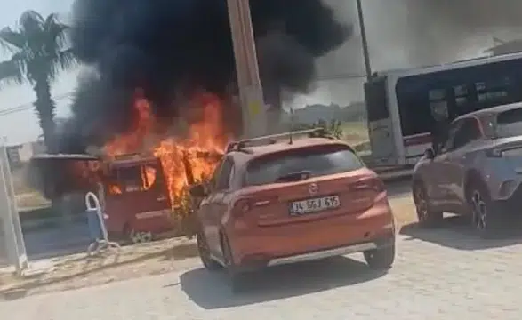 İzmir'de Otomobilde Korku Dolu Anlar: Alev Alev Yanan Araç Kül Oldu!