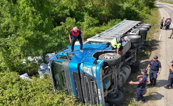 Sinop'ta Viraja Hızlı Giren Un Yüklü Tır Dehşet Saçtı! Yola Un Keseleri Saçıldı