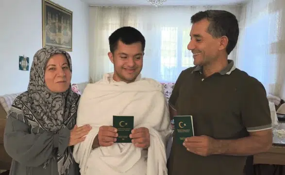Mersin'de Gözyaşları İçinde Dua Etmişti: Engelli Genç Kutsal Topraklara Gidiyor