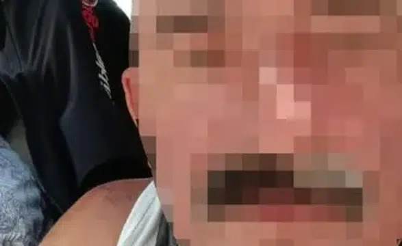 Ev arkadaşını kafasını çekiçle ezerek öldürdü
