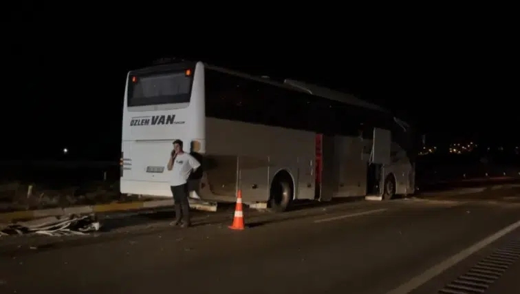 Sivas’ta Yolcu Otobüsü ile Otomobil Çarpıştı