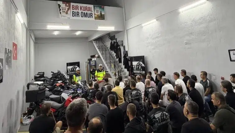 Çanakkale'de Jandarmadan Motosikletlilere Sıkı Denetim Ve Bilgilendirme