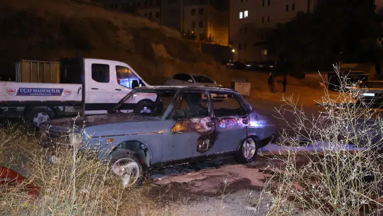 Nevşehir'de Park Halindeki Otomobil Alev Alev Yandı! Araç Hurdaya Döndü