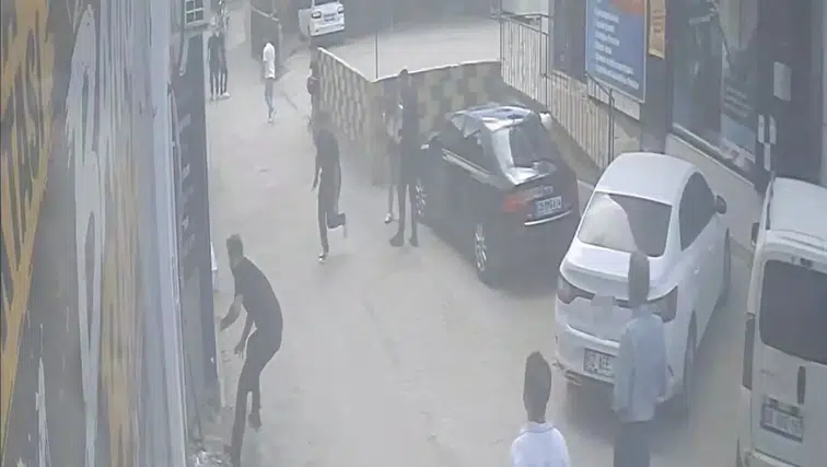 Kadını Kurtarmak İsteyen Genç Bıçaklandı: O Anlar Kamerada