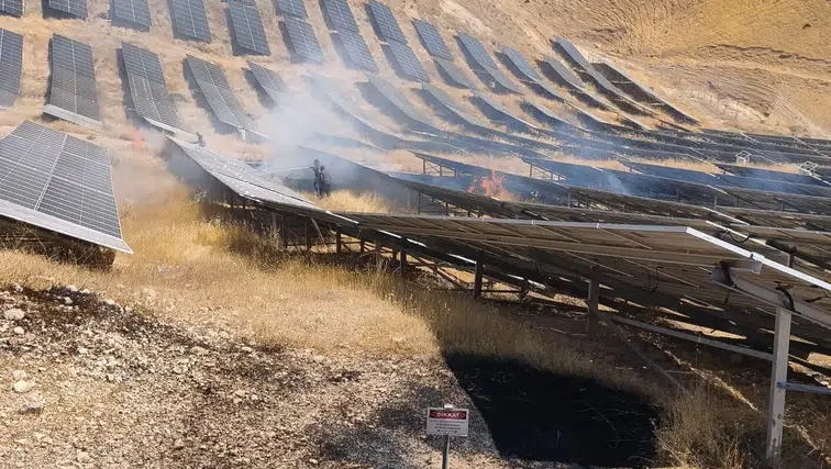 Siirt Kurtalan'da Güneş Enerjisi Tarlasında Yangın! Ekipler Alevlere Müdahale Etti