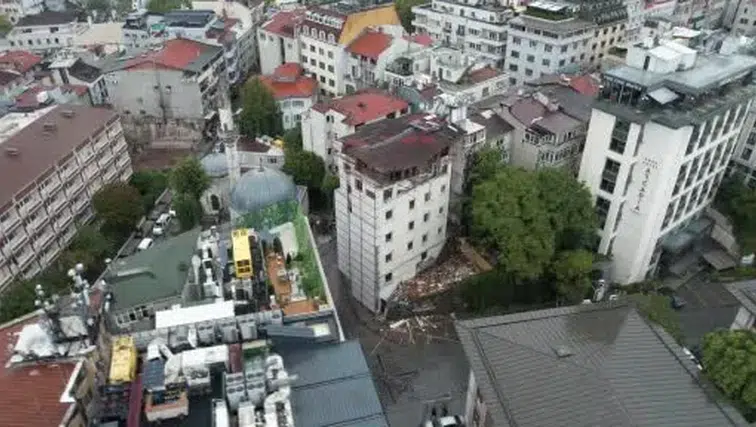 Yağmur Sonrası Çatı Çöktü! Fatih’te 5 Araç Hasar Gördü