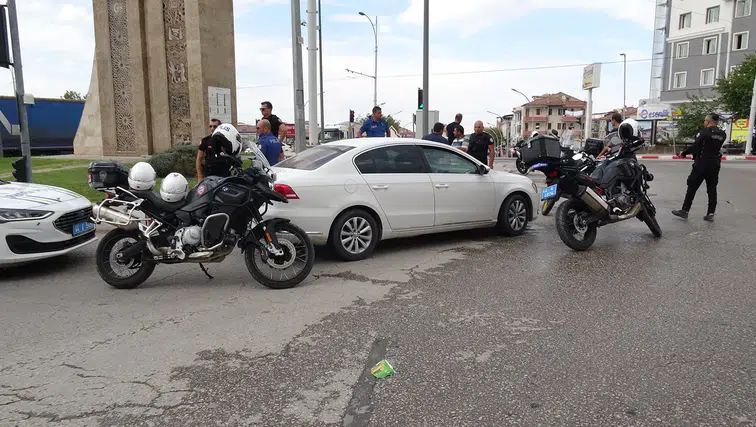 Okul Önünde Silahlı Tehdit Alarmı: Polis Ekipleri Yakaladı