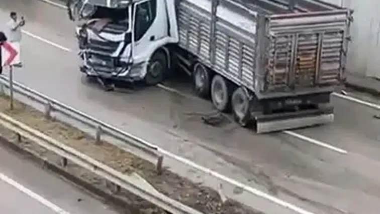 Yağmur Sonrası Yol Kayganlaştı! Tır Duvara Çarpıp Makasladı