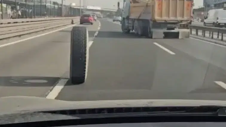 İstanbul'da Facianın Eşiğinden Dönüldü! Kamyonun Tekerlekleri Fırladı