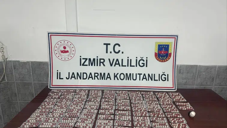 İzmir’de Jandarma Aracı Durdurdu: Bin 456 Uyuşturucu Hap Çıktı
