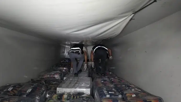 Kocaeli'de Tırdan Kaçak Ürün Fışkırdı! 96 Bin 500 Paket Ele Geçirildi