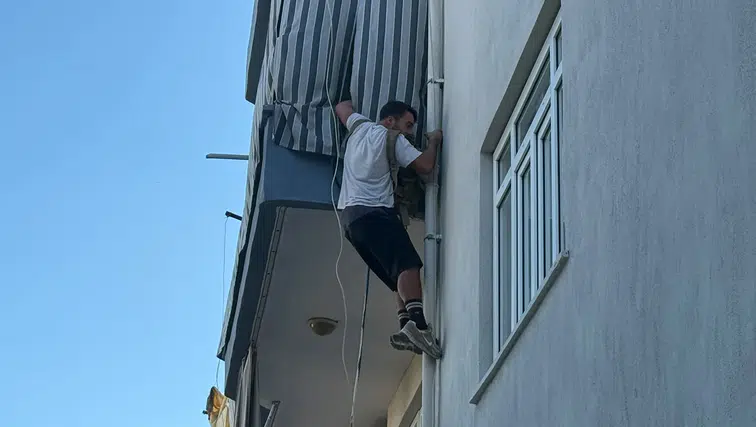 Cinnet Getiren Ev Sahibi Daireyi Yaktı: Kedileri Komşusu Kurtardı