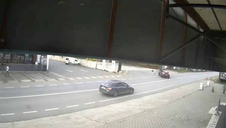 Otomobil Dönüş Yaparken Motosikletle Çarpıştı! O Anlar Kamerada