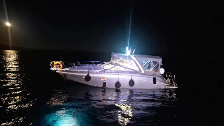 Kayalıklara Çarpan Özel Teknedeki 2 Kişi Kurtarıldı