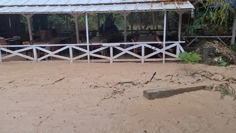 Girlevik Şelalesi Çamura Bulandı: Restoranları Su Bastı