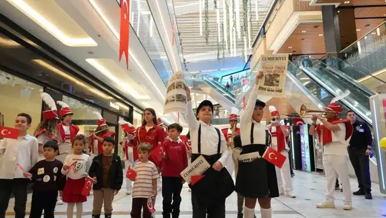 Cumhuriyet'in 103. Yılında Çocuklardan Sürpriz Gazete Dağıtımı!