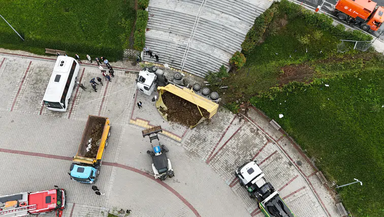 Önce Araçlara Çarptı, Sonra Otoparka Düştü! O Anlar Kamerada
