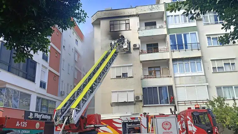 Antalya'da Alevler Yükseldi! Park Halindeki Araçlar Engel Oldu