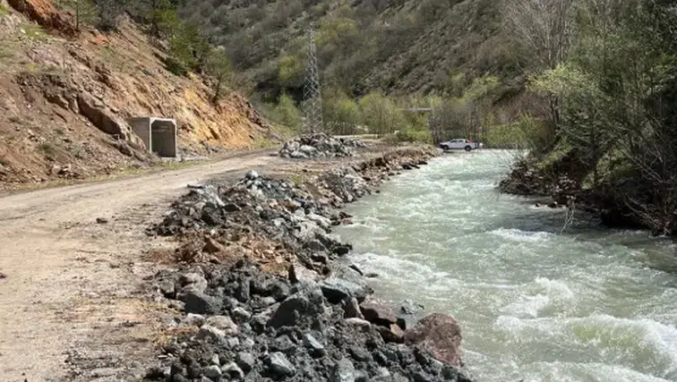 Koyulhisar’da Dere Taşkını Sonrası Köy Yollarında Onarım Çalışması