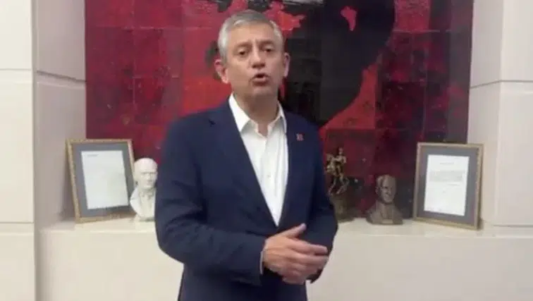 Polis CHP Genel Merkez'e girdi, Özel açıklama yaptı: Buradan çıkmayacağız