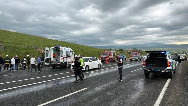 Elazığ-Bingöl Kara Yolunda Feci Kaza: Otomobil Ters Döndü, 1 Ölü, 3 Yaralı
