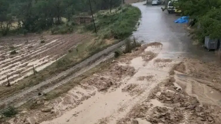 Sivas'ta Sağanak Yağış Sele Dönüştü: Köy Yolları ve Tarım Arazileri Zarar Gördü