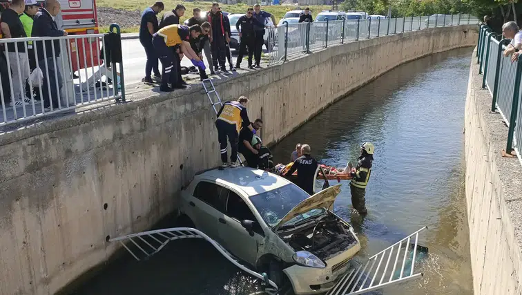 Sulama Kanalına Düşen Otomobilde Can Pazarı Yaşandı!