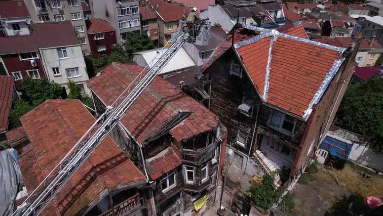 Fatih'te Restorasyon Kabusu: Asırlık Ahşap Bina Bir Anda Alev Alev Yanmaya Başladı!