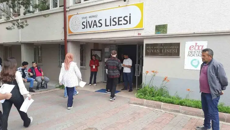 Sivas Lisesi Yenilenme Sürecine Girdi: Eğitim Geçici Olarak Elçibey İmam Hatip Ortaokulu'nda Devam Edecek