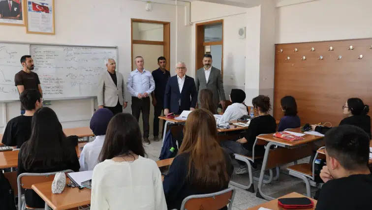 Vali Yılmaz Şimşek'ten Bilişim Lisesine Ziyaret