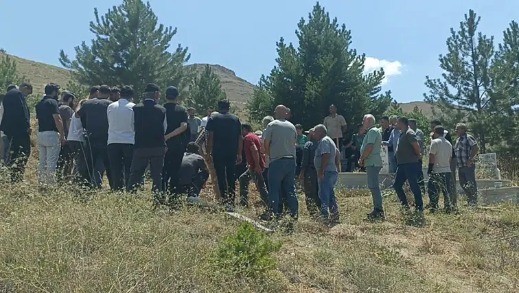 Gürün'de Gözyaşları Sel Oldu! Doğa Fotoğrafçısı Son Yolculuğuna Uğurlandı