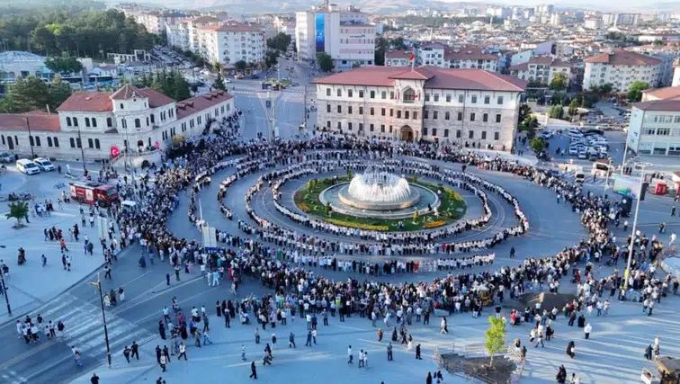Sivas’ta 1058 Kadın Kent Meydanı’nda Halay Çekti
