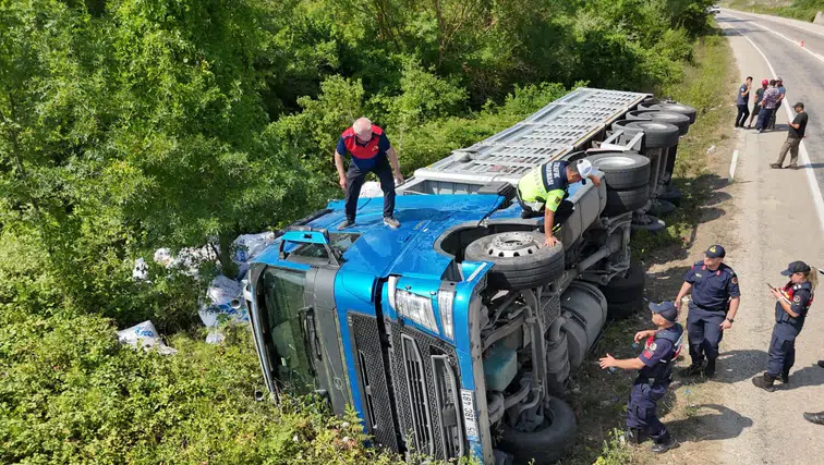 Sinop'ta Viraja Hızlı Giren Un Yüklü Tır Dehşet Saçtı! Yola Un Keseleri Saçıldı