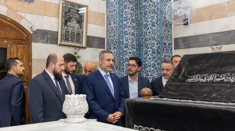 Hakan Fidan Suriye’de Selahaddin Eyyubi Türbesi’nde