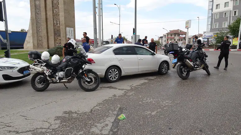 Okul Önünde Silahlı Tehdit Alarmı: Polis Ekipleri Yakaladı