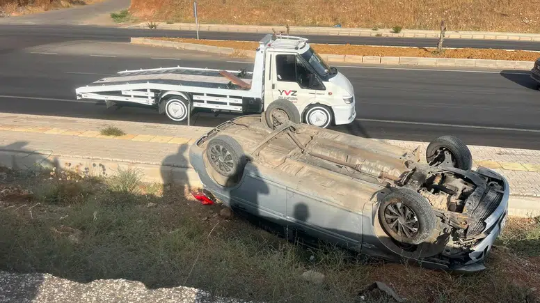 Gaziantep’te feci kaza: Otomobil ters dönerek kaldırıma çıktı