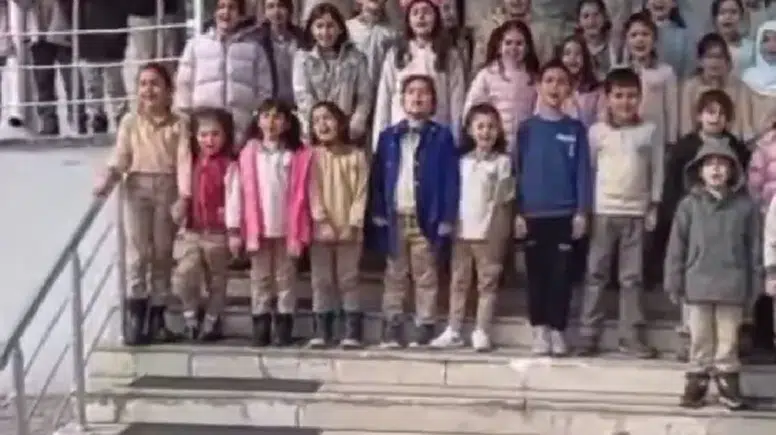 Sivas’ta Minik Yüreklerden Anlamlı İlahi: “Kâbe’de Hacılar Hu Der Allah…”