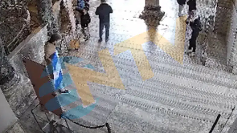 Ayasofya’da Provokatif Bayrak Olayı: Güvenlik Müdahale Etti