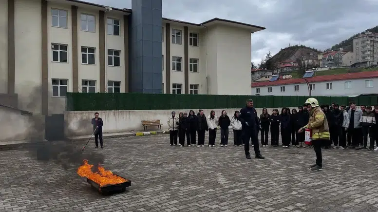 Mesudiye’de öğrencilere uygulamalı yangın eğitimi verildi
