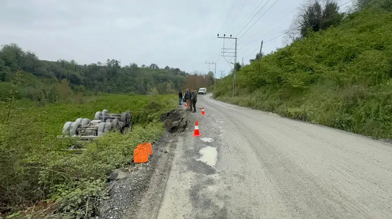 Zonguldak’ta Taş Yüklü Kamyon Devrildi: Sürücü Kurtuldu