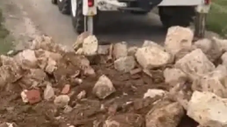 Kangal’da Köprü Kenarında Güvenlik İçin Dolgu Çalışması Yapıldı