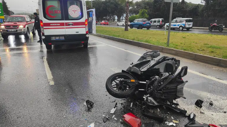 Kuşadası’nda Yağışlı Havada Kaza: Motosiklet Otomobile Çarptı, 2 Yaralı