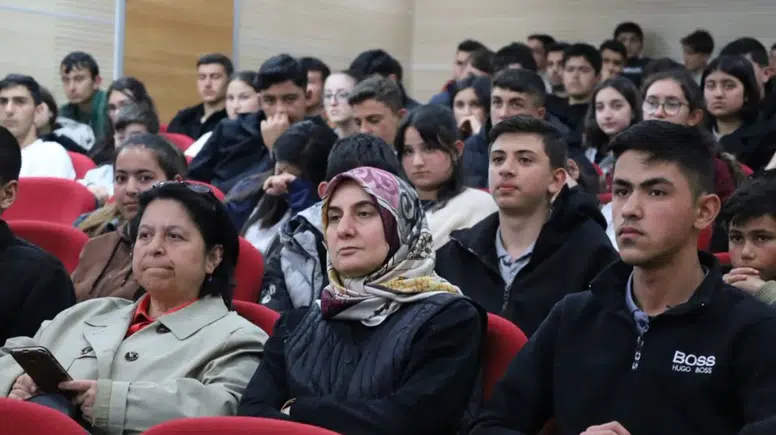 Koyulhisar’da Ahmet Anapalı Söyleşisine Yoğun İlgi