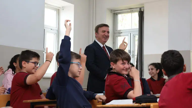 Vali Aydoğdu Kendisini Davet Eden Öğrenciyi Unutmadı