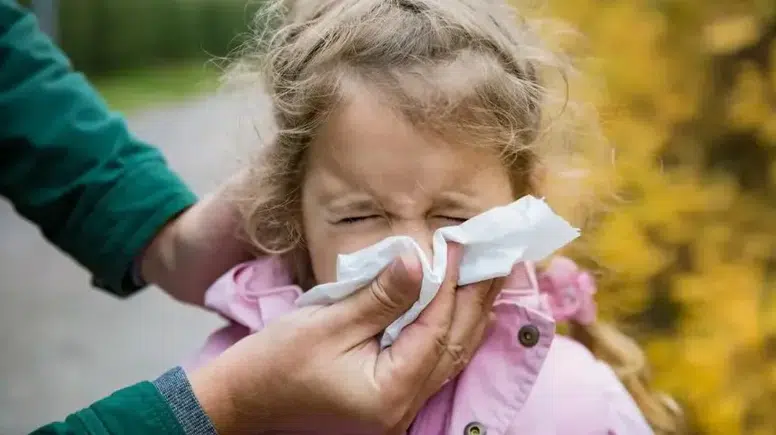 Her 5 çocuktan birini etkiliyor: Geçmeyen burun akıntısına dikkat!