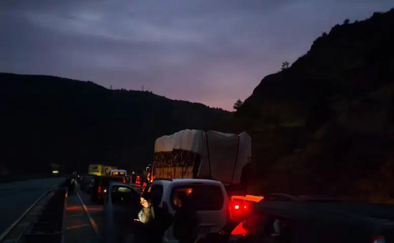 Sivas'ta Sağanak Sonrası Heyelan: Kara Yolunda 10 Kilometrelik Araç Kuyruğu