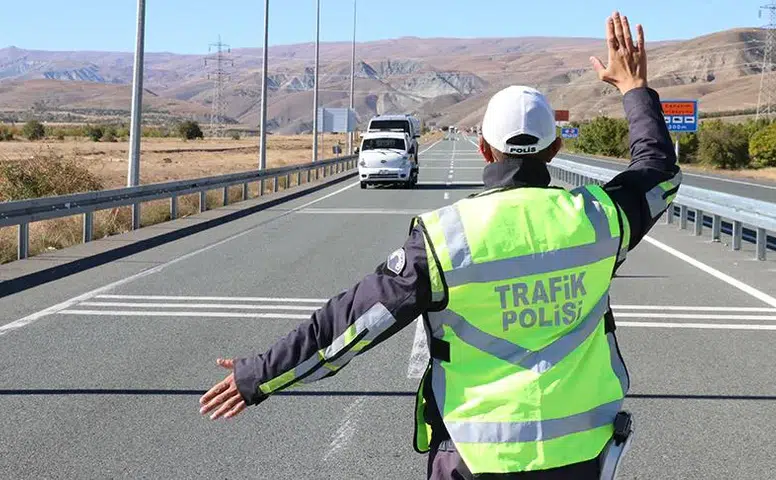 Sivas'ta Haftalık Trafik Raporu Açıklandı: 25 Bin 265 Araç Denetlendi, 34 Ehliyete El Konuldu
