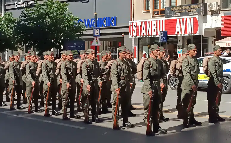 Sivaslılar Provalara Akın Etti: İnönü Bulvarı’nda Bando Eşliğinde Zafer Yürüyüşü