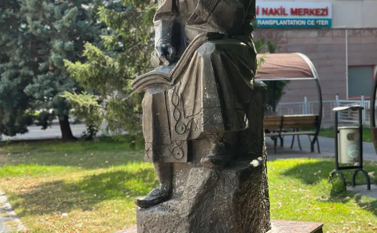 Biri İlim Biri Birlik Mesajı Veriyor: Kayseri ve Sivas'taki Heykellerin Anlamlı Hikayesi