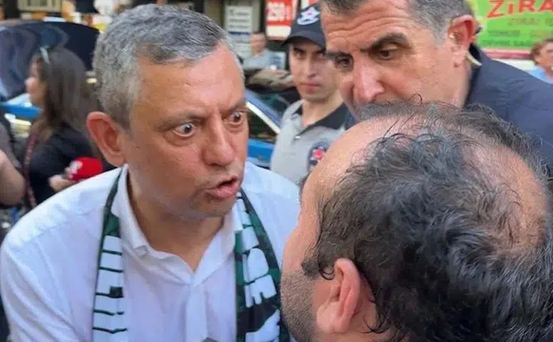 Özgür Özel'in İzmit Ziyaretinde Gergin Anlar: Vatandaş Kolunu Çekince Sert Tepki Gösterdi